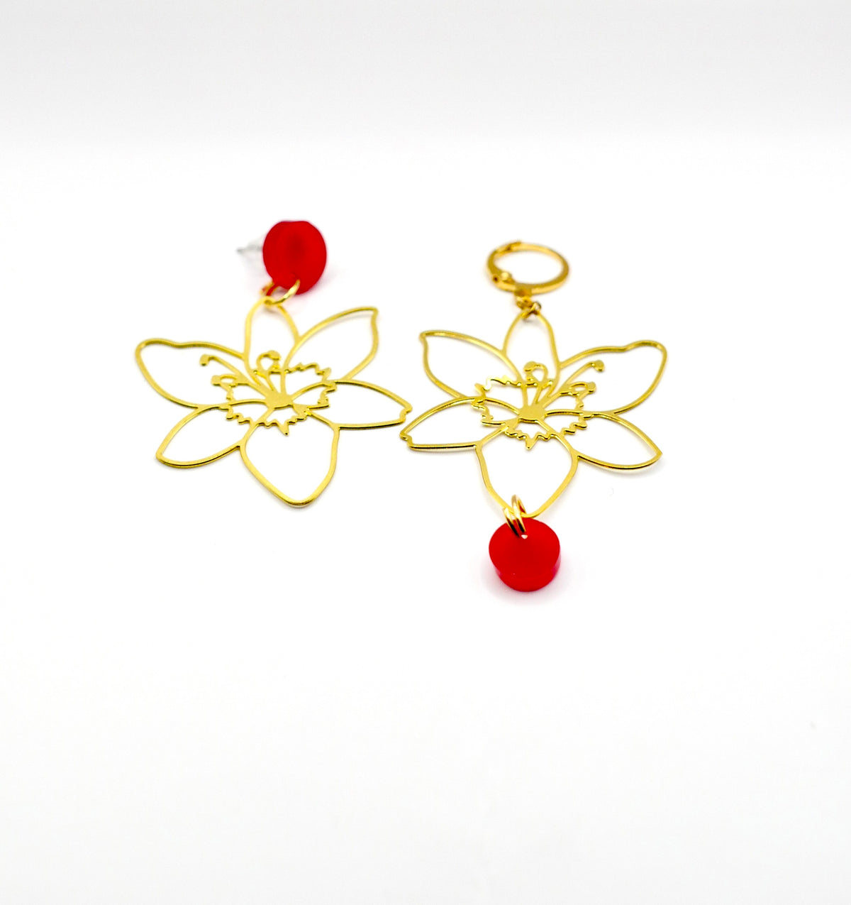 Boucles d’oreilles coquelicot asymétriques en laiton et rouges