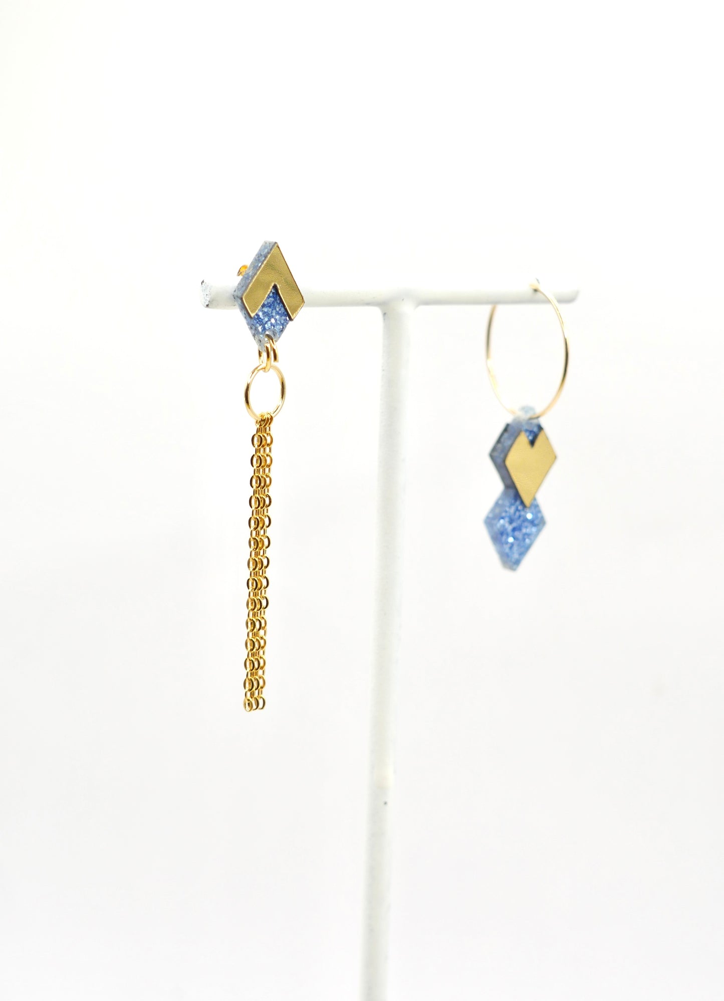 Détail des boucles d’oreilles Carmen bleu paillettes