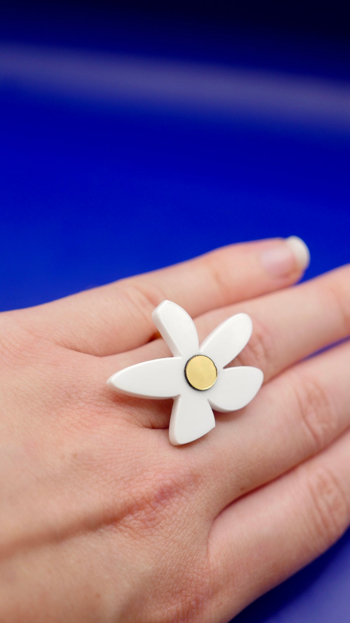 Bague flores blanche farbiquée à Lille 