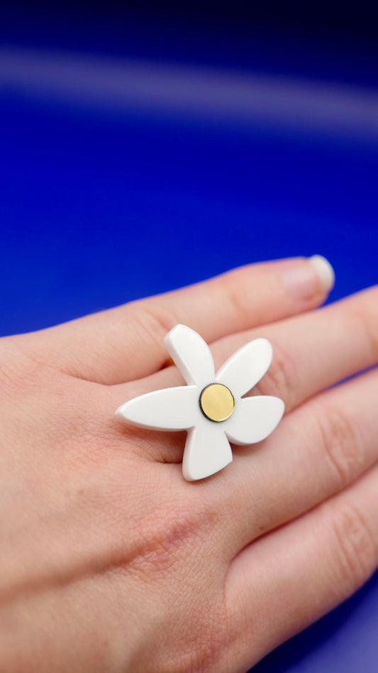 Bague flores blanche farbiquée à Lille 