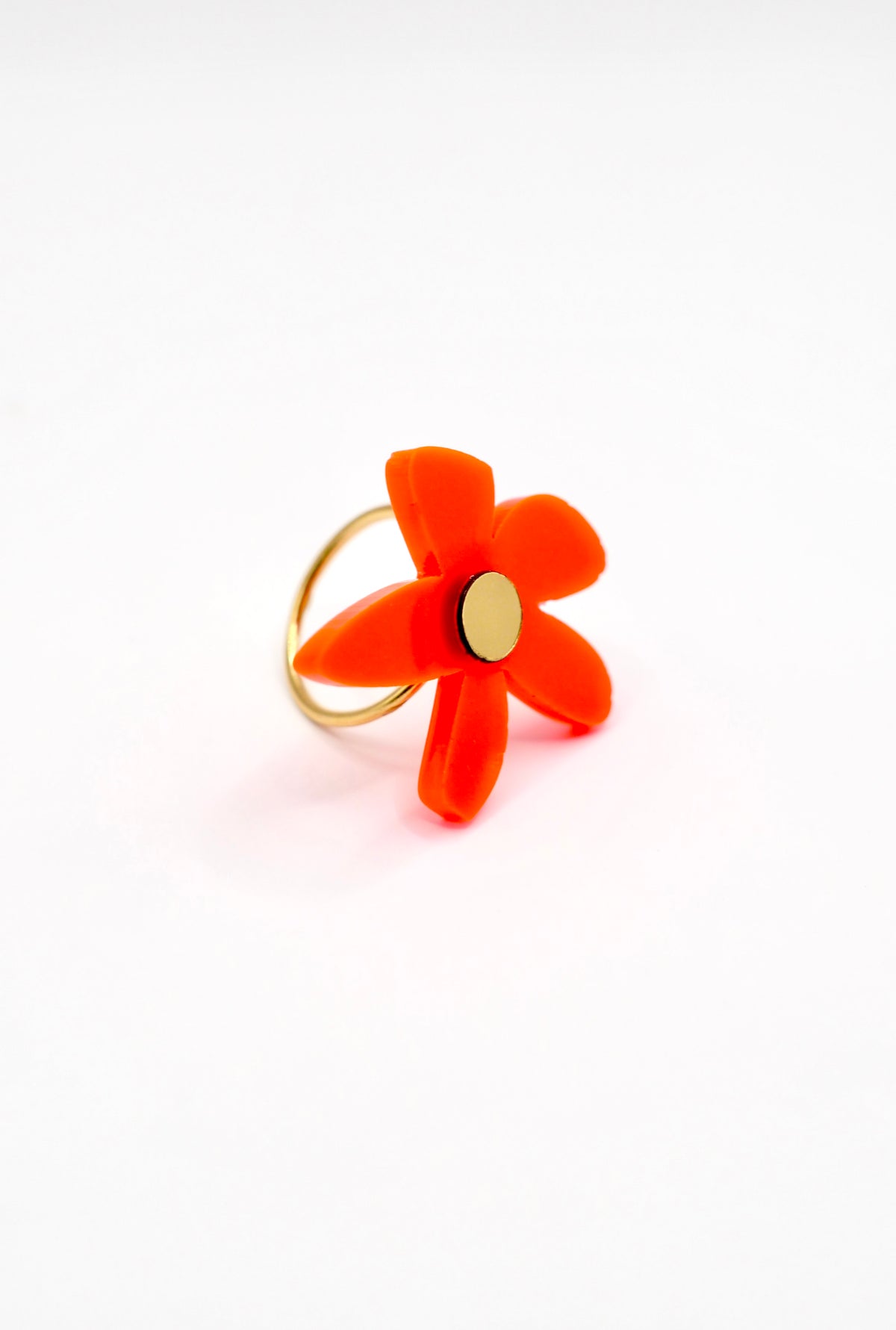 Bague orange en plexiglass et laiton plaqué 3 microns