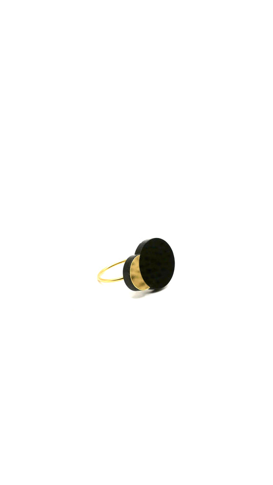 Bague Luce noire en plexiglas et laiton plaqué – bijou créateur Lille
