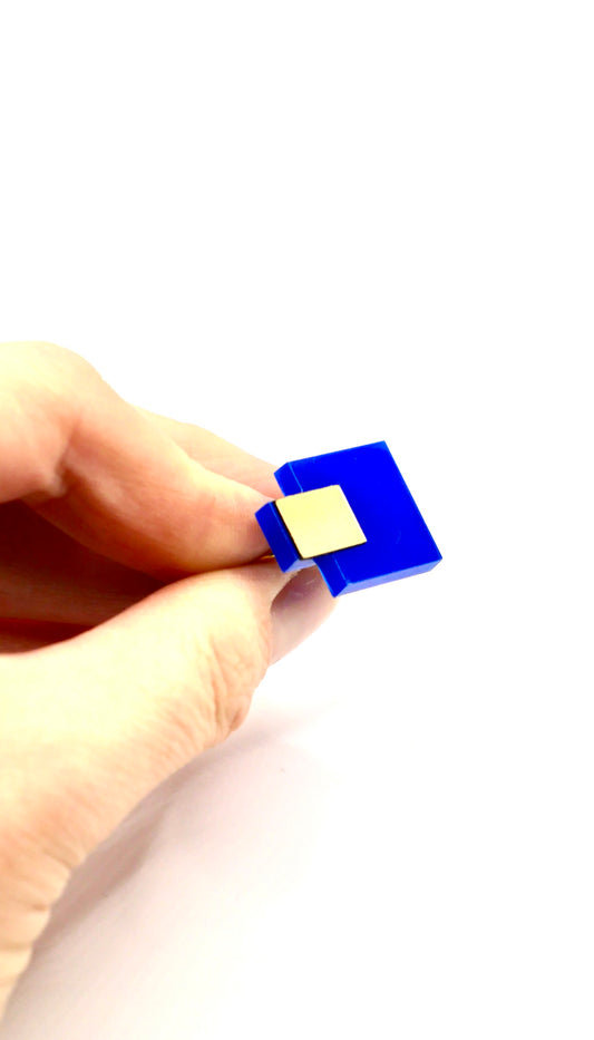 Bague Otto bleu, géométrique en plexiglas et laiton plaqué, détail