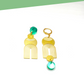 Détail des boucles d’oreilles Bianca vert miroir 