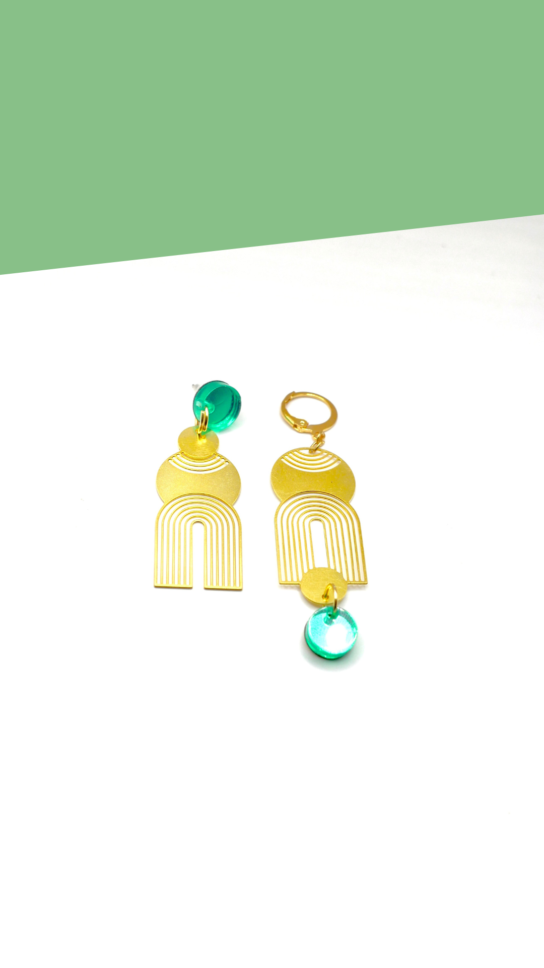 Détail des boucles d’oreilles Bianca vert miroir 
