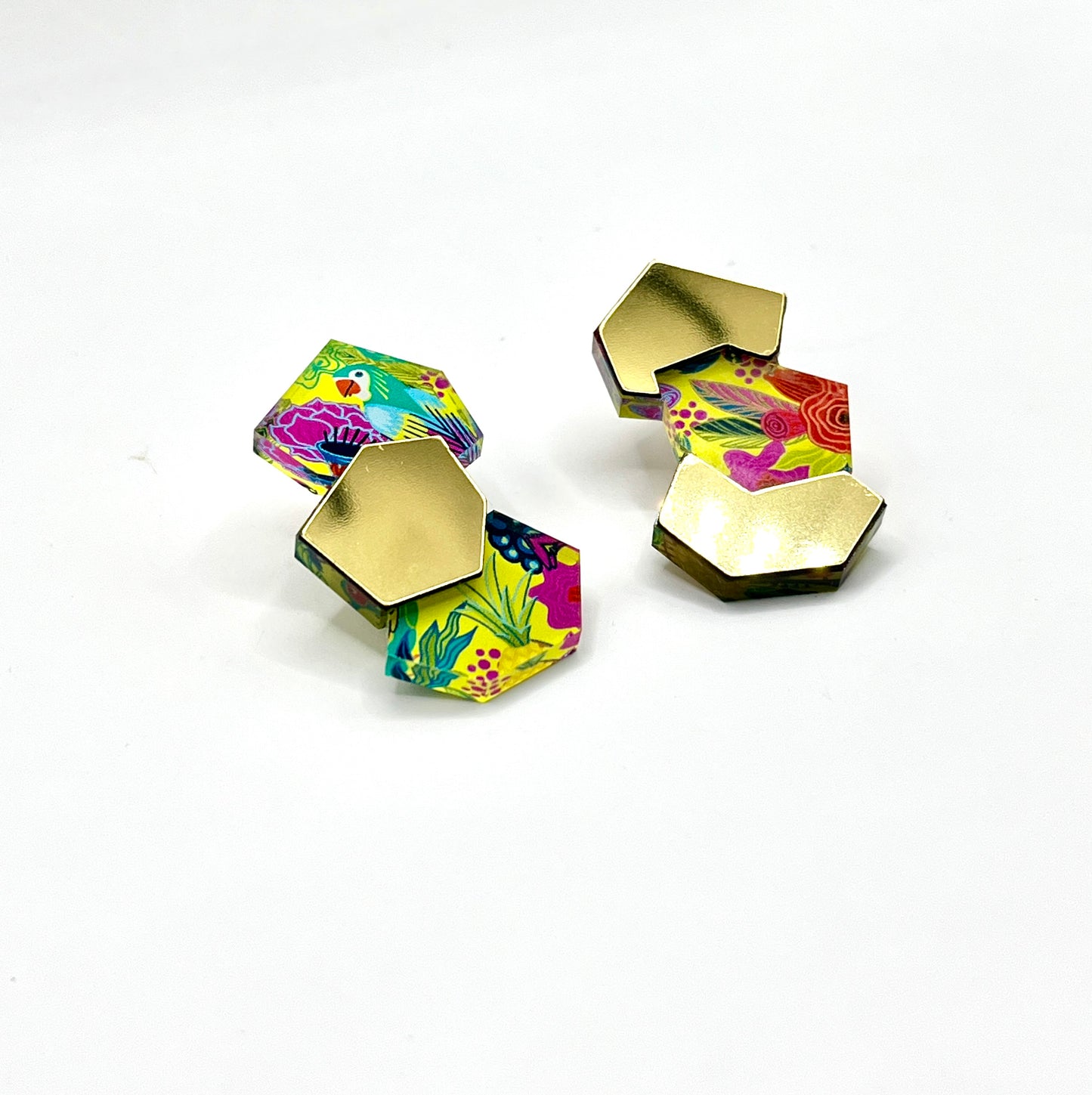 Boucles d’oreilles asymétriques motif tropical 