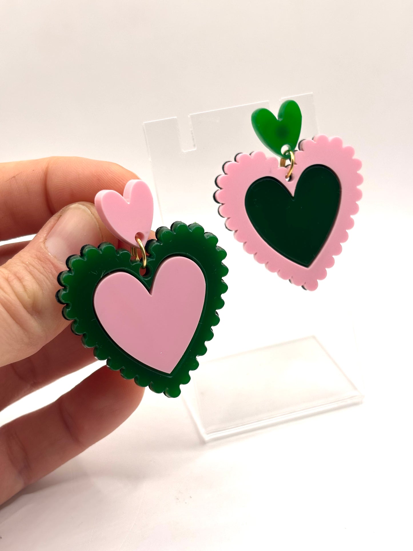 Boucles d’oreilles Amor vert et rose, bijou asymétrique élégant Alicia C