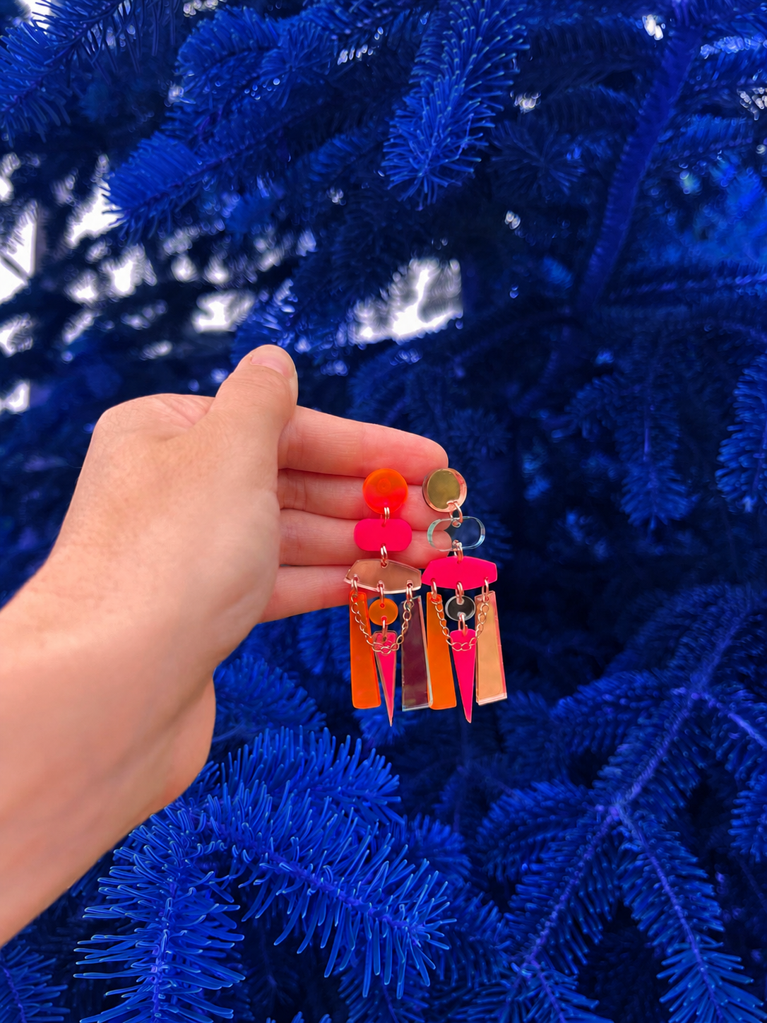 Boucles d’oreilles asymétriques Scandi, rose fluo