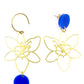Boucles d’oreilles coquelicot asymétriques en laiton et bleu klein