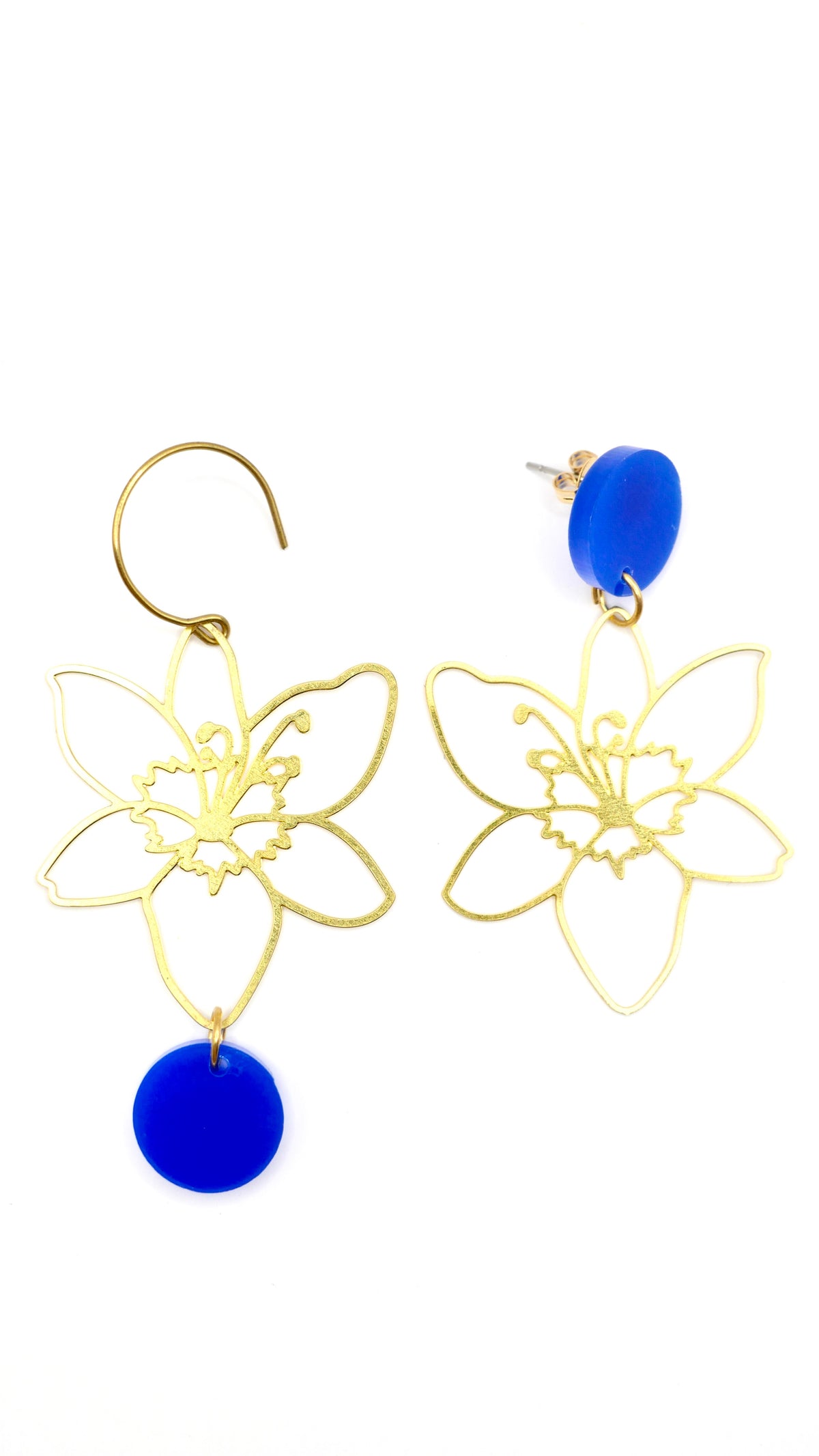 Boucles d’oreilles coquelicot asymétriques en laiton et bleu klein