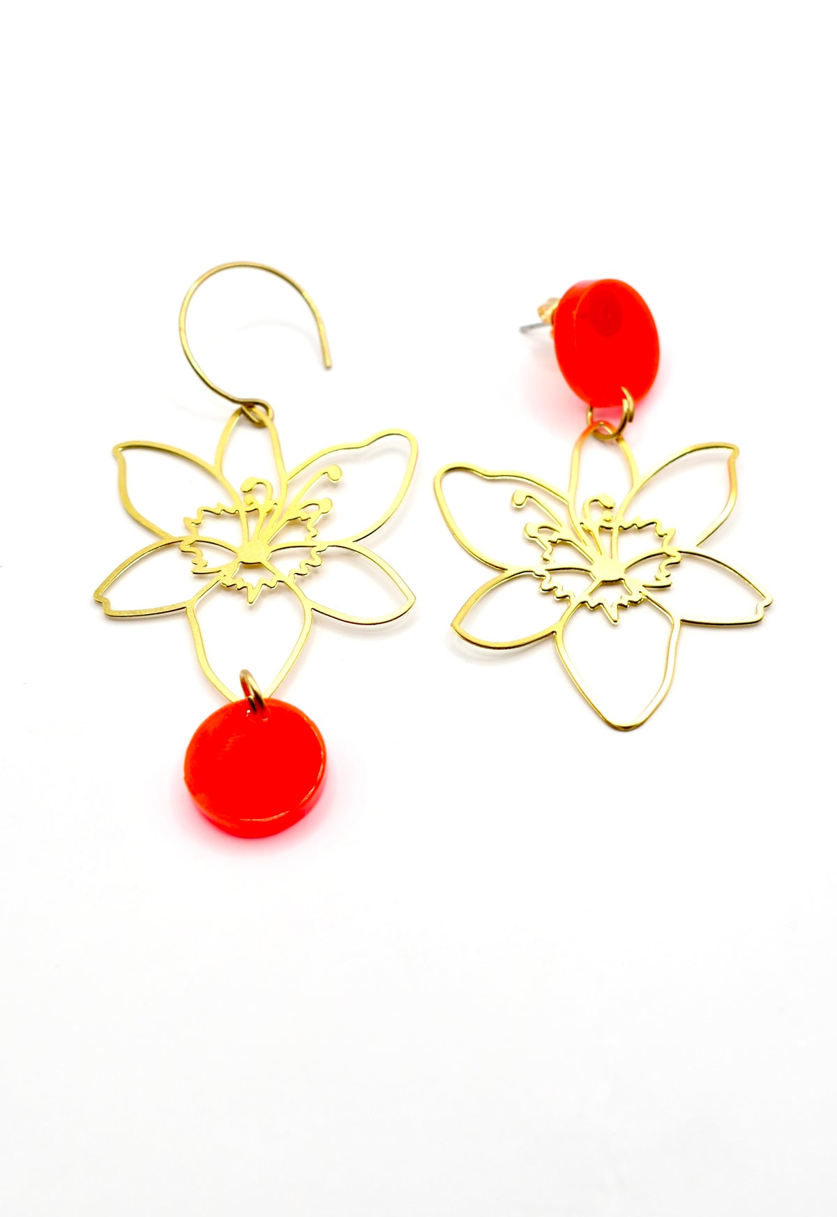 Boucles d’oreilles coquelicot asymétriques en laiton et orange