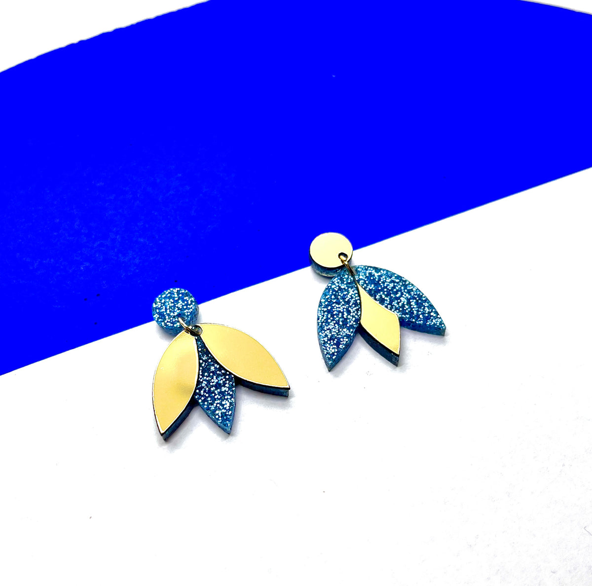 Boucles d'oreilles Aliocha bleu paillettes, bijou créateur fait main à Lille