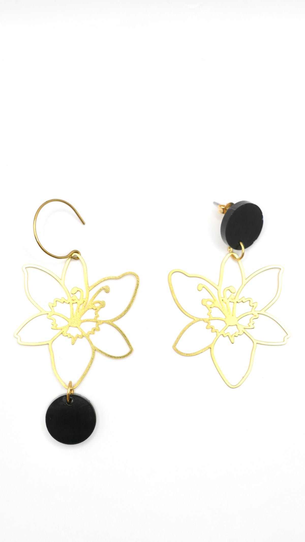 Boucles d’oreilles coquelicot asymétriques en laiton et noire