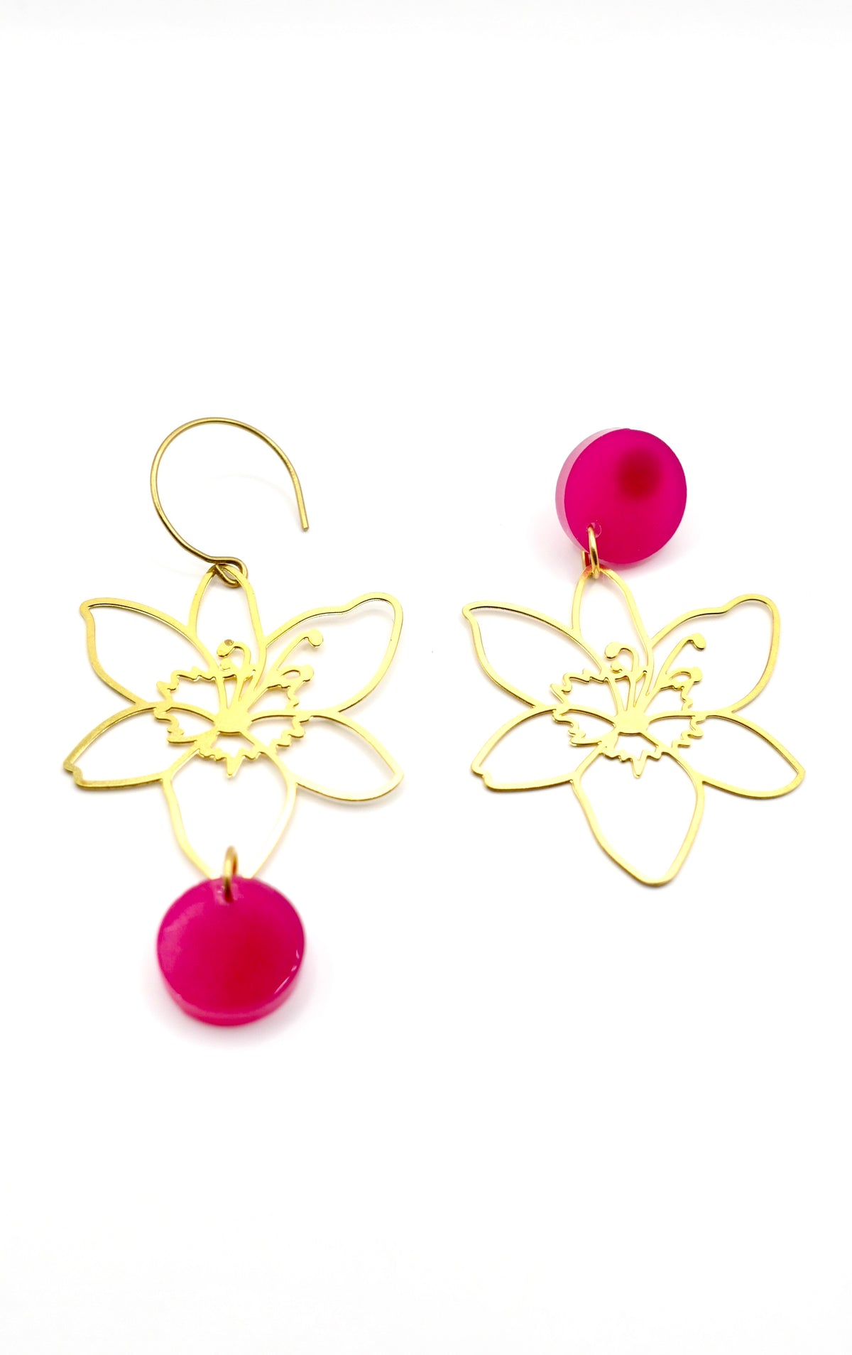 Boucles d’oreilles coquelicot asymétriques en laiton et roses