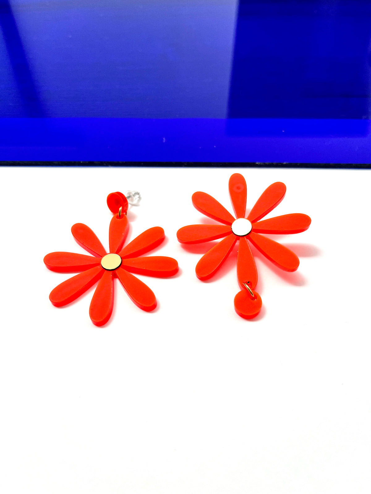 Boucles d’oreilles asymétriques en plexiglass orange 