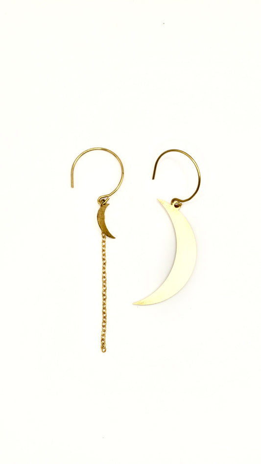 Boucles d'oreilles Luna, design lunaire asymétrique 