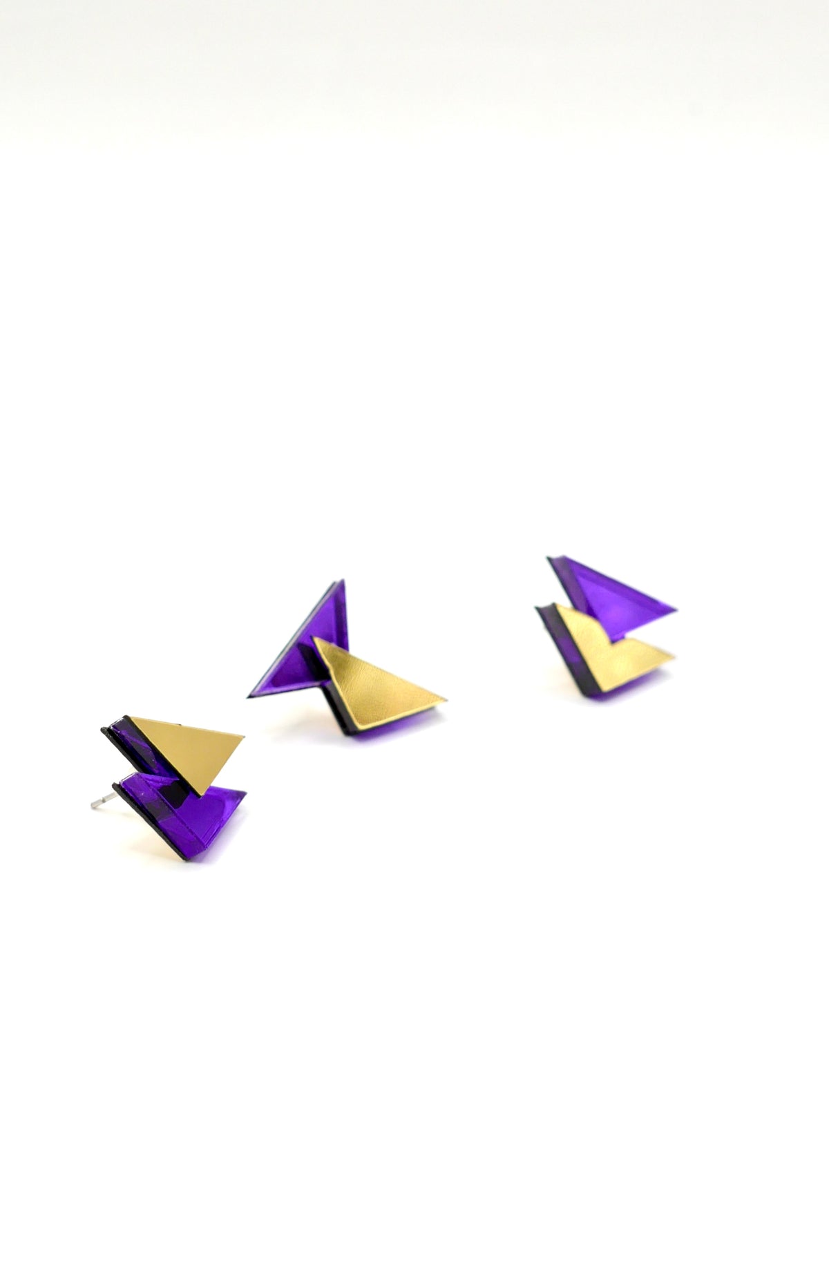 Boucles d’oreilles puces Mila en plexiglas violet miroir