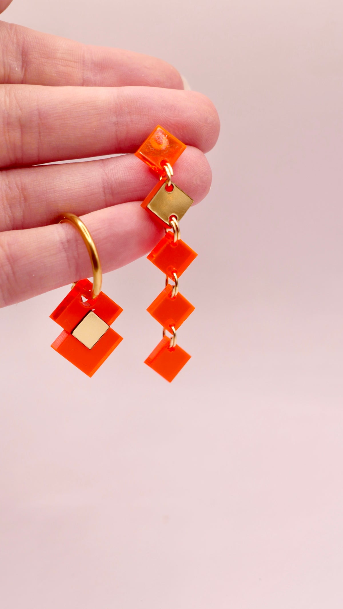 Boucles d’oreilles en plexiglass orange 