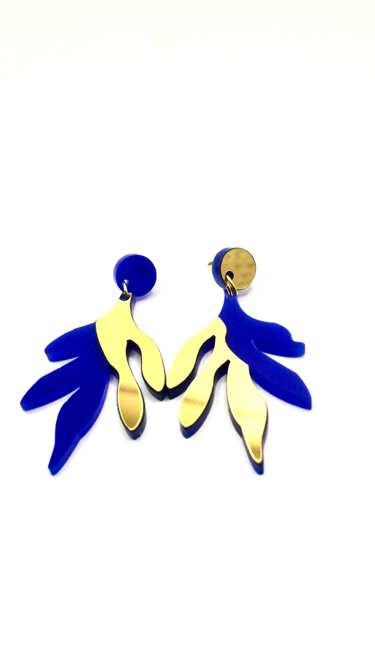 Boucles d'oreilles Sacha transparentes, design floral asymétrique