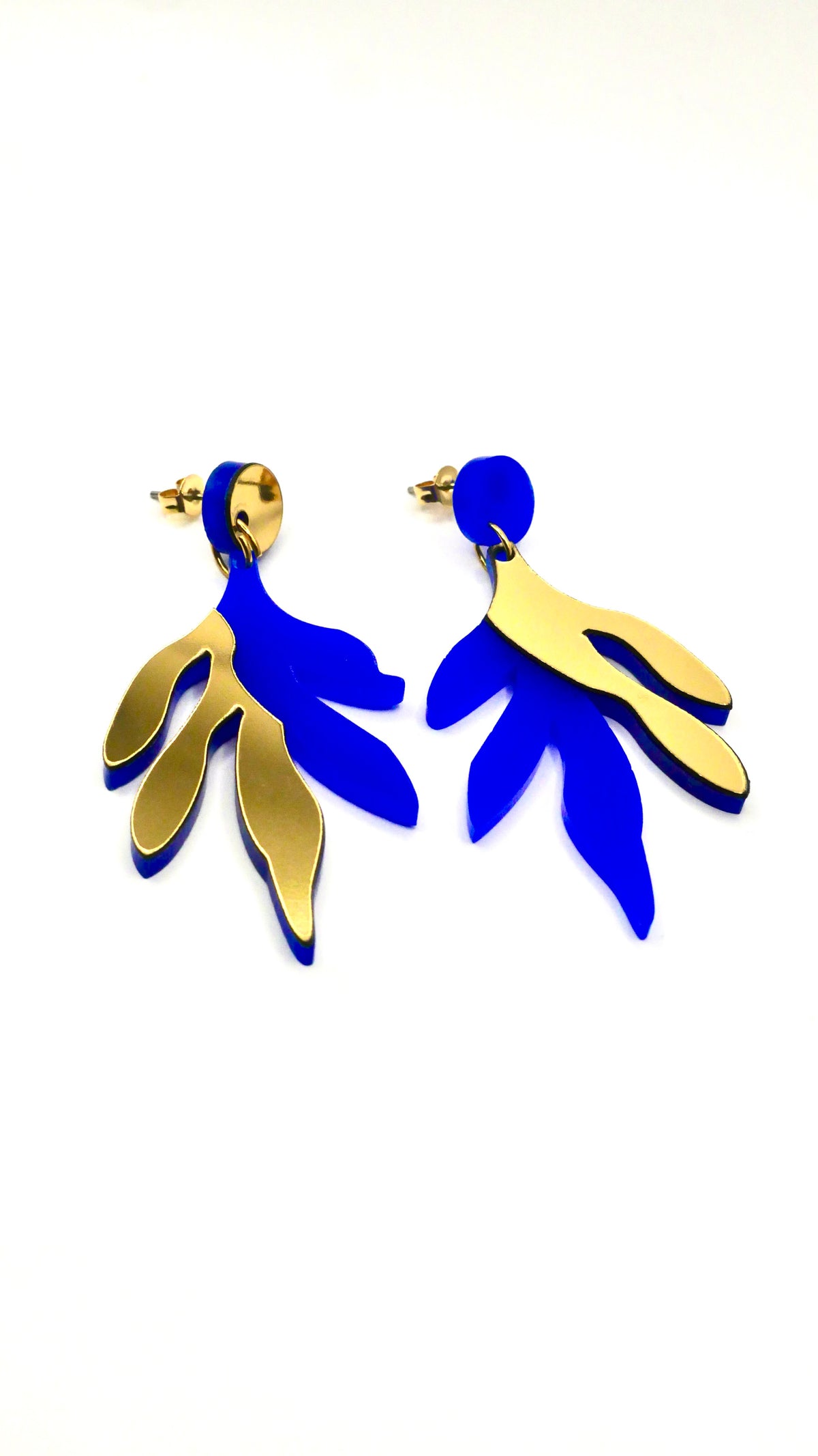 Boucles d'oreilles Sacha bleu électrique, design floral asymétrique