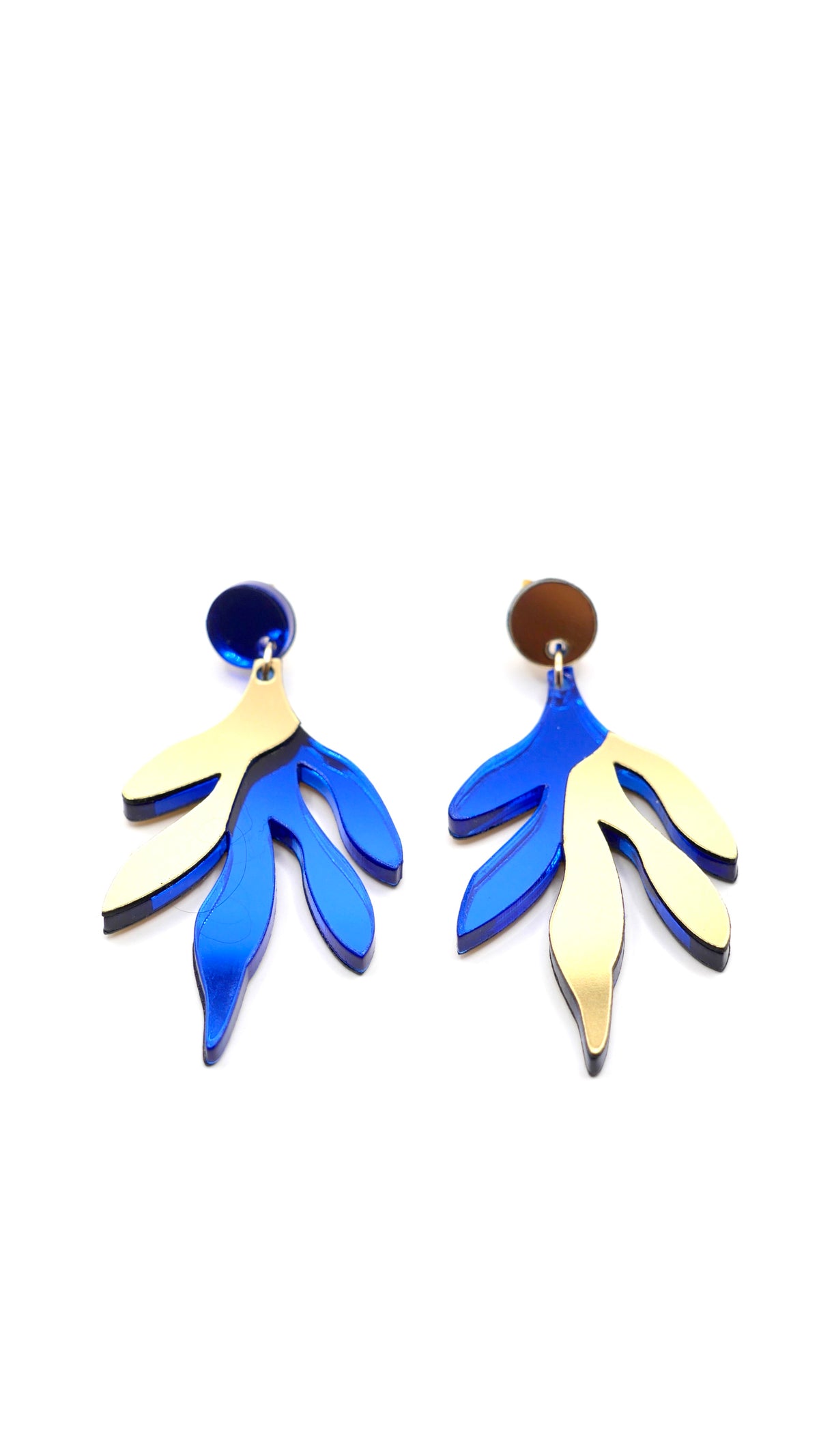 Boucles d'oreilles Sacha bleu miroir, design floral asymétrique