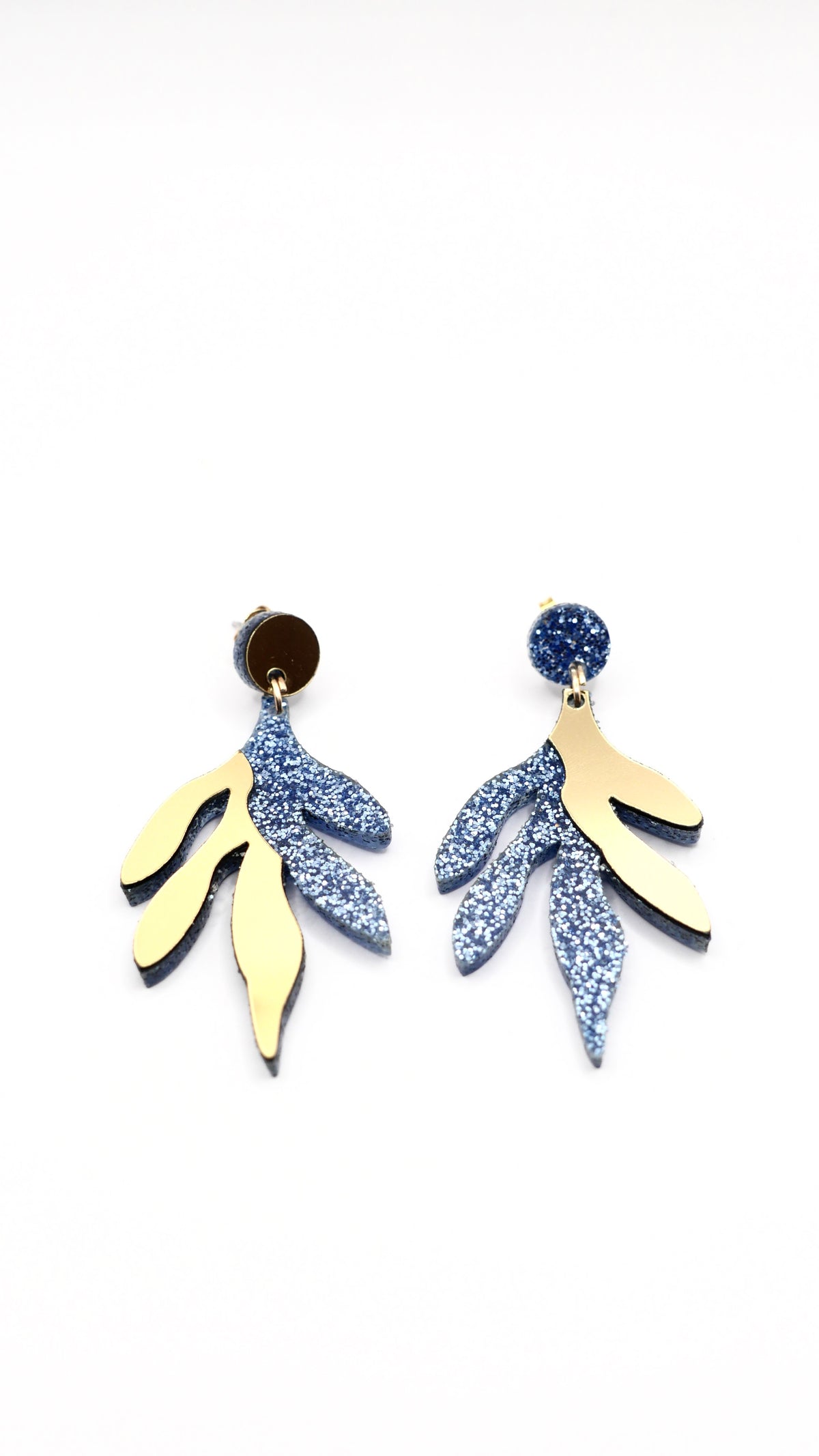 Boucles d'oreilles Sacha bleu paillettes, design floral asymétrique