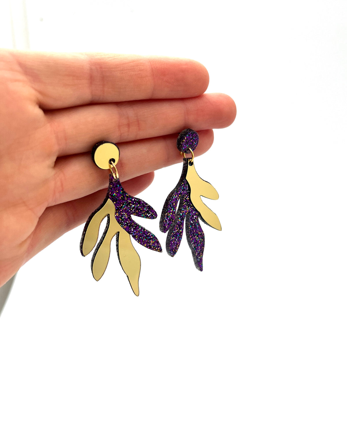 Boucles d'oreilles Sacha violet paillettes, design floral asymétrique