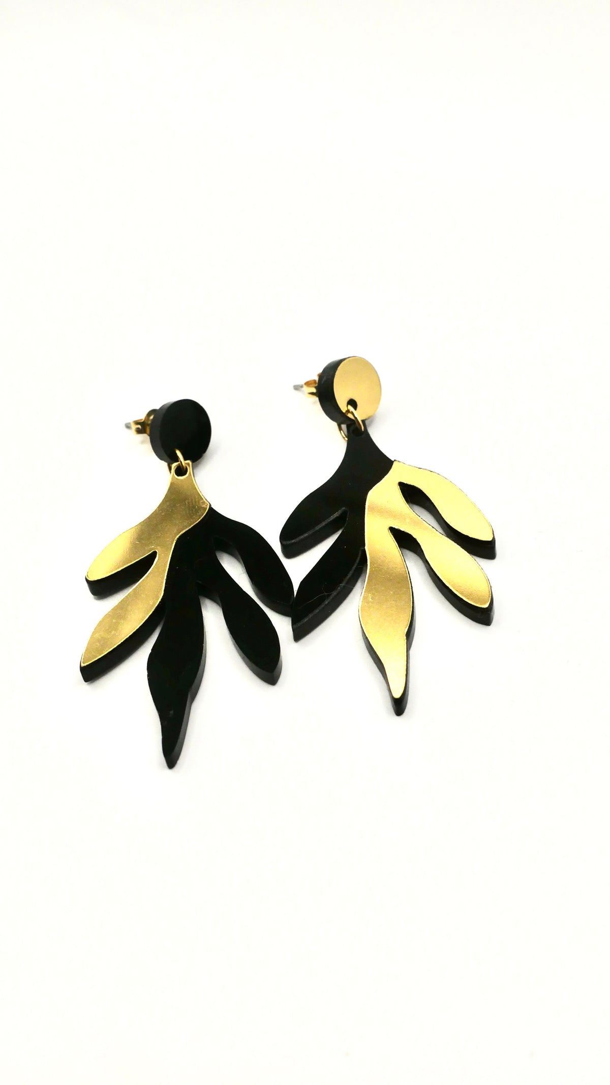 Boucles d'oreilles Sacha noires, design floral asymétrique