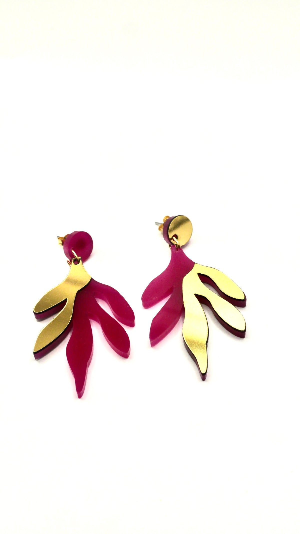 Boucles d'oreilles Sacha roses, design floral asymétrique