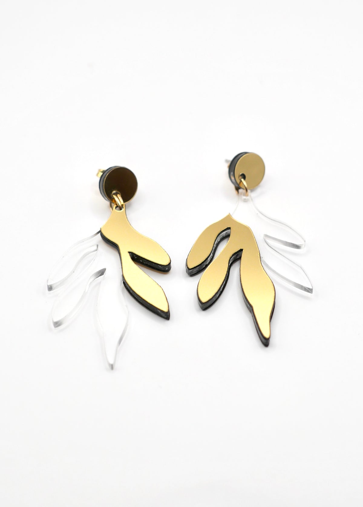 Boucles d'oreilles Sacha transparentes, design floral asymétrique