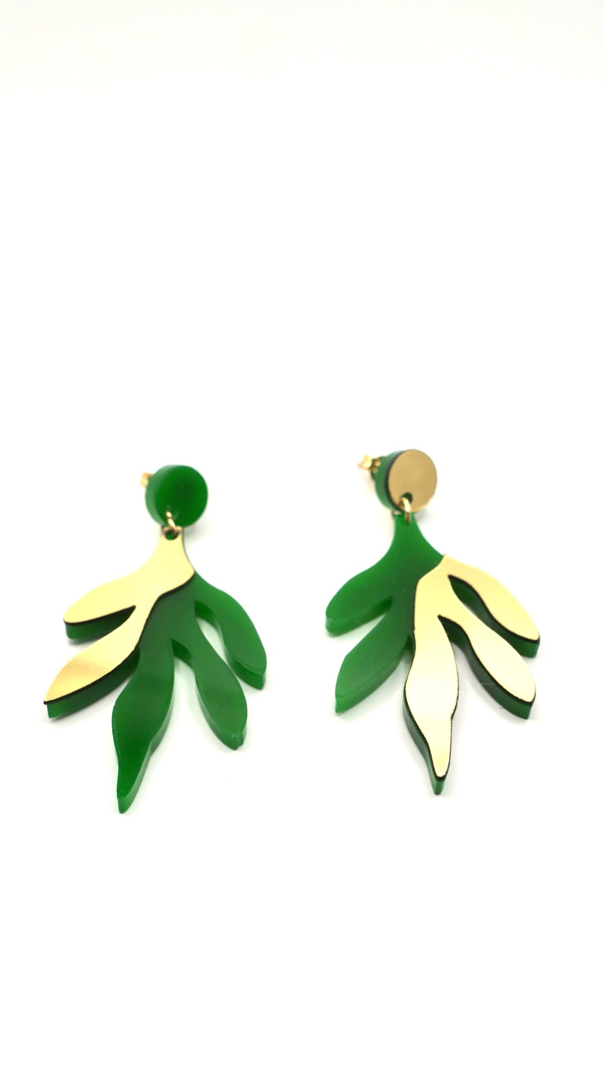 Boucles d'oreilles Sacha vert, design floral asymétrique