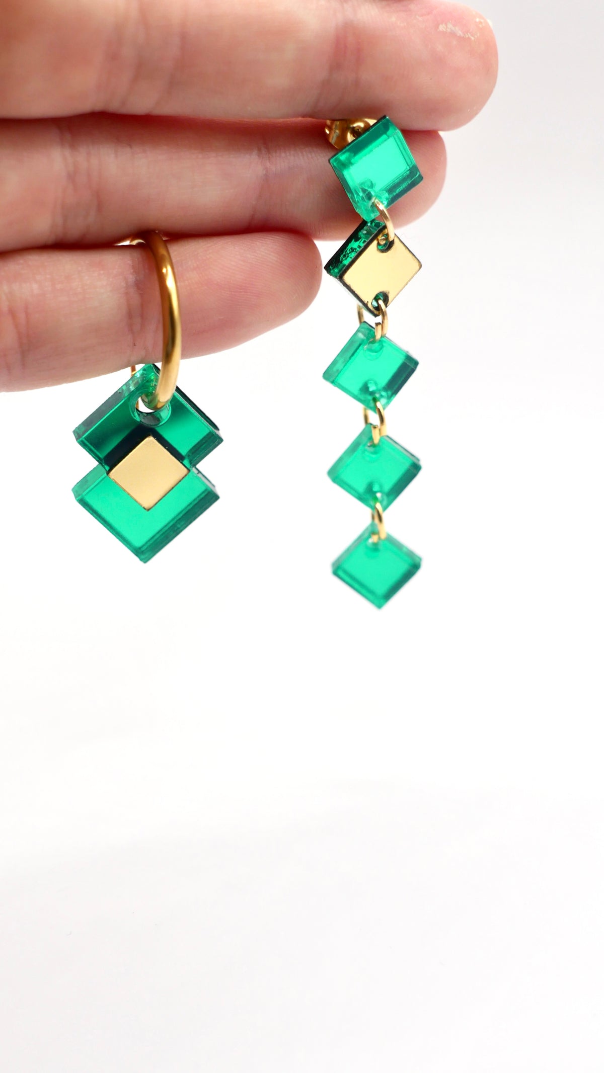 Boucles d’oreilles asymétriques vert miroir saga 