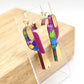 Boucles d’oreilles plexiglass toucan violet et vitrail 