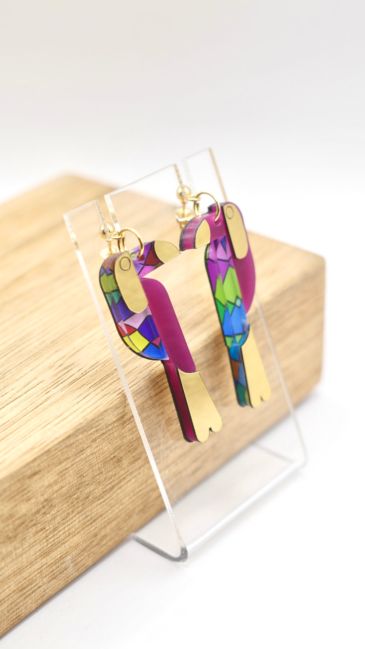 Boucles d’oreilles plexiglass toucan violet et vitrail 