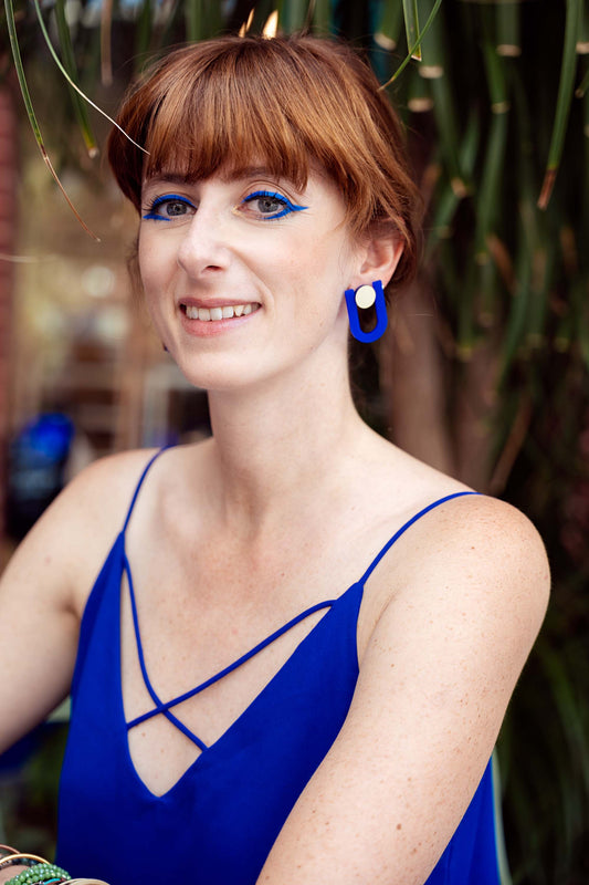 Boucles d’oreilles Una bleues portées