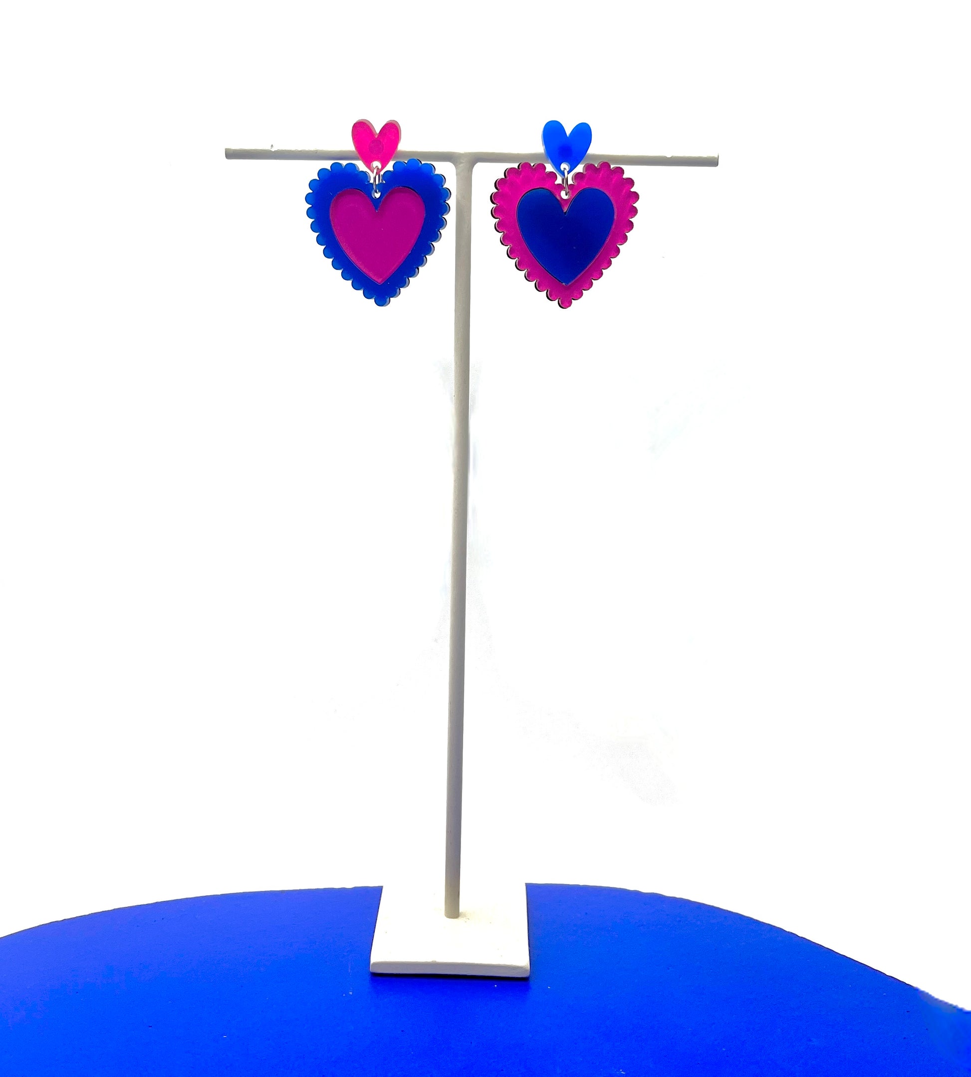 Boucles d’oreilles Amor rose et bleu, bijou asymétrique élégant Alicia C