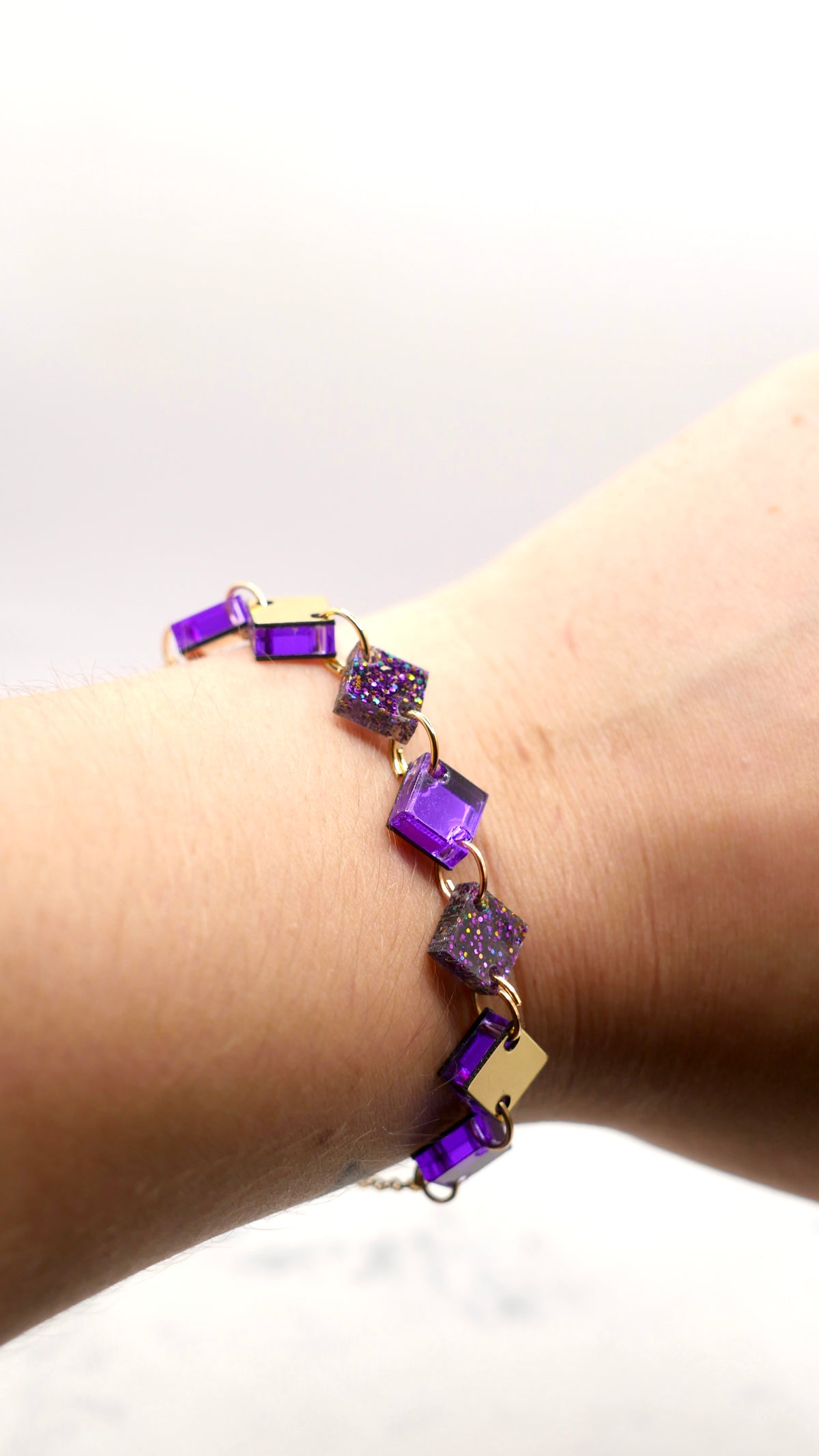 Bracelet en plexiglass Saga violet paillettes