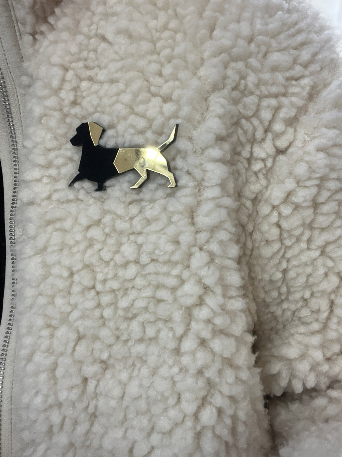 Broche aimantée teckel noir