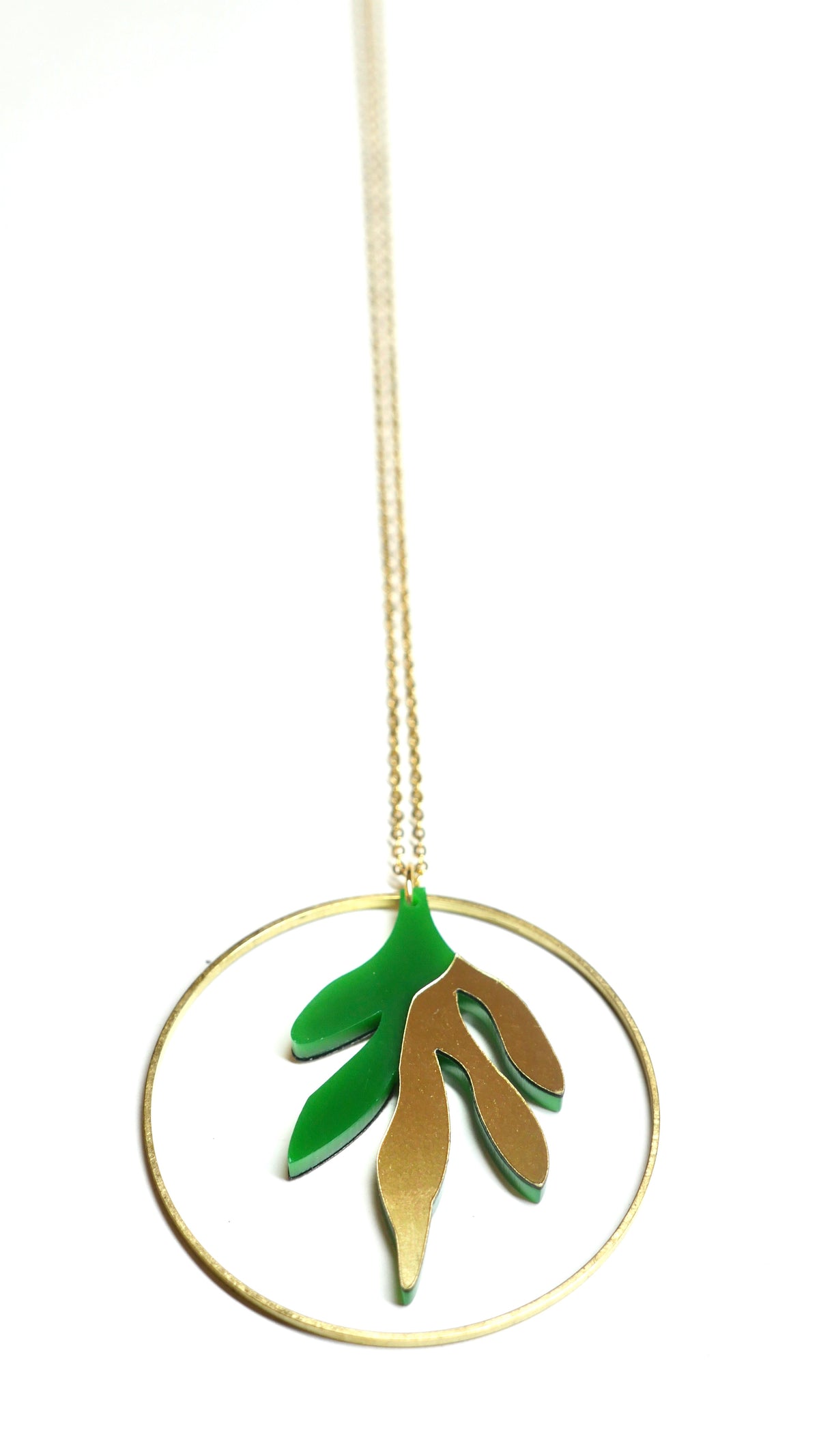 Collier en plexiglass feuille verte et dorée