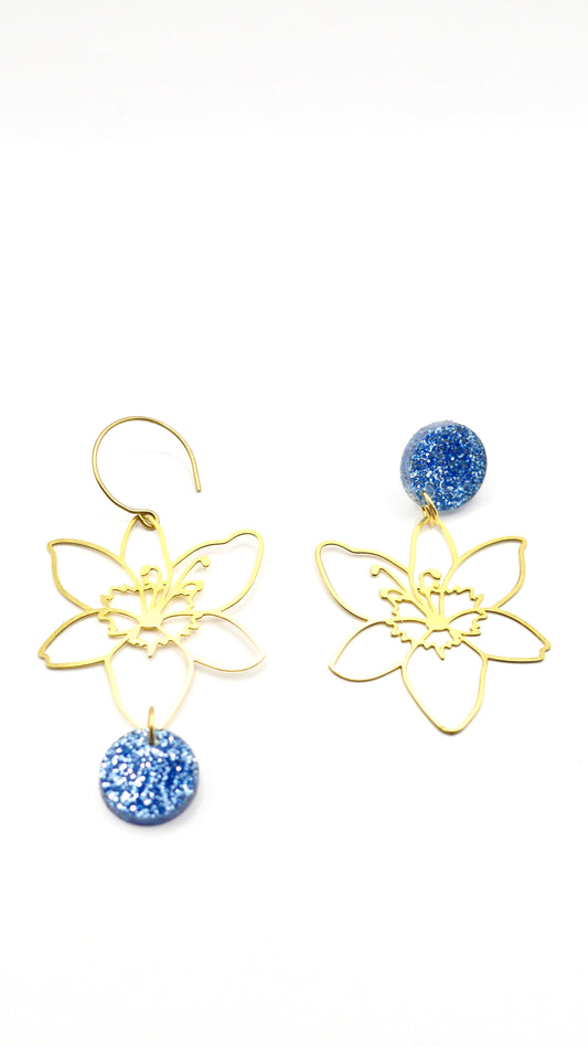 Boucles d’oreilles en laiton asymétriques et bleu paillettes