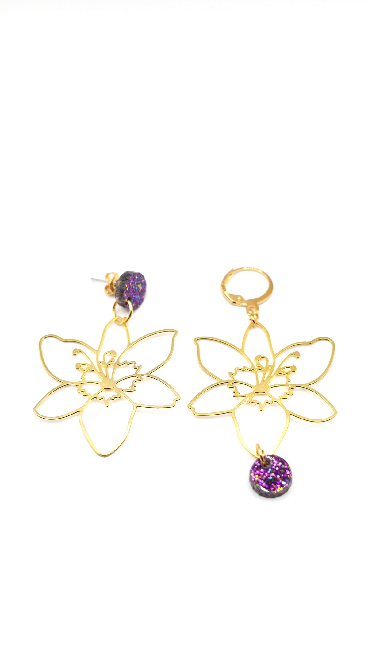 Boucles d’oreilles coquelicot asymétriques en laiton et violet paillettes 