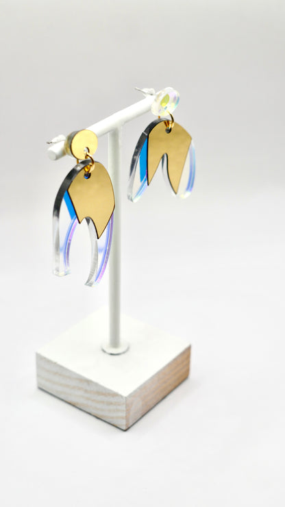 Détail des boucles d’oreilles Masha pendantes arc en ciel. 