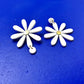 Boucles d’oreilles Daisy asymétriques blanches 