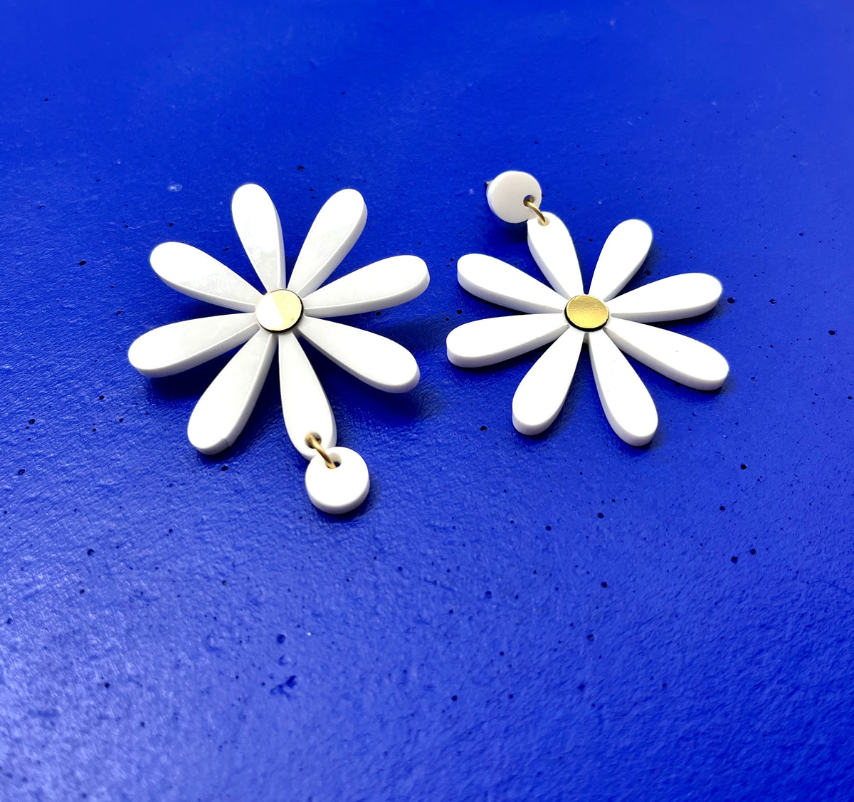 Boucles d’oreilles Daisy asymétriques blanches 