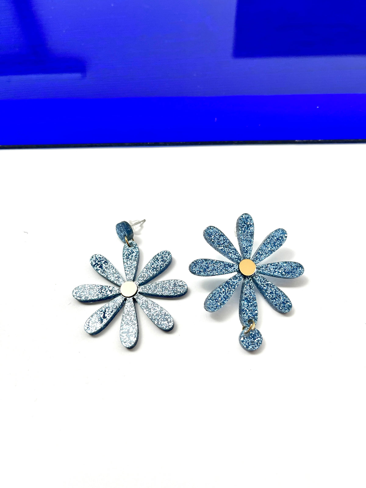 Boucles d’oreilles asymétriques Daisy bleu paillettes 