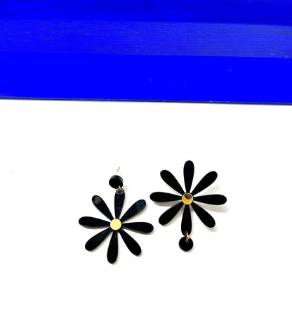 Boucles d’oreilles asymétriques Daisy noires
