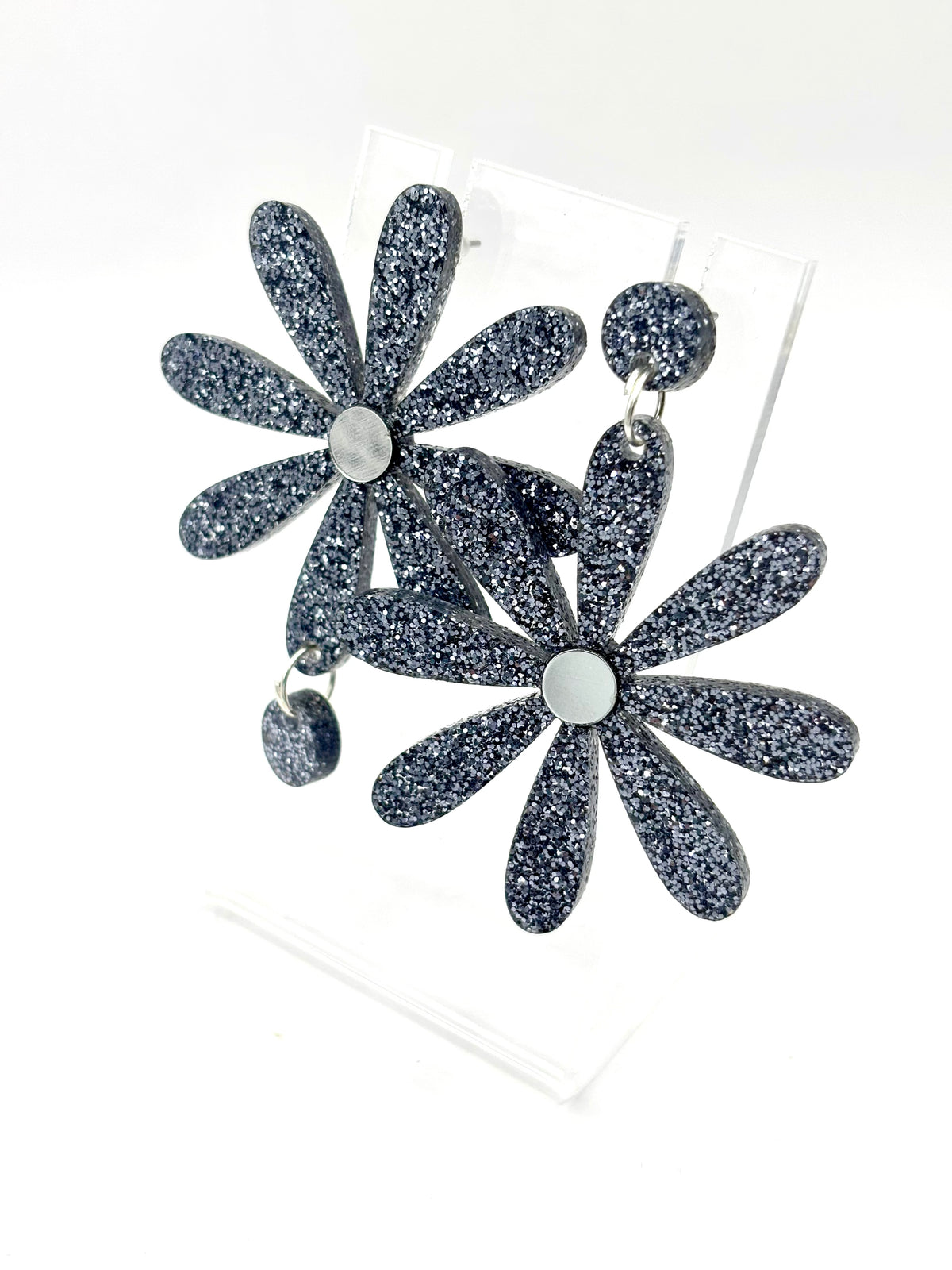 Boucles d’oreilles asymétriques Daisy paillettes argentées 