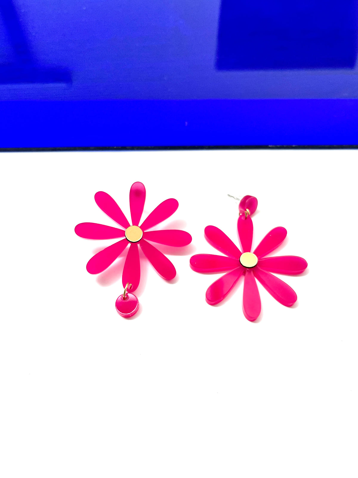 Boucles d’oreilles asymétriques Daisy roses