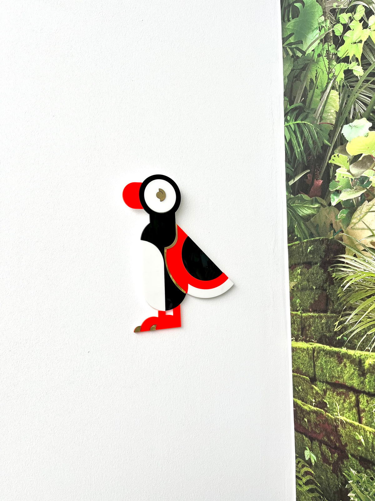 Pingouin décoratif mural en noyer et plexiglas coloré 