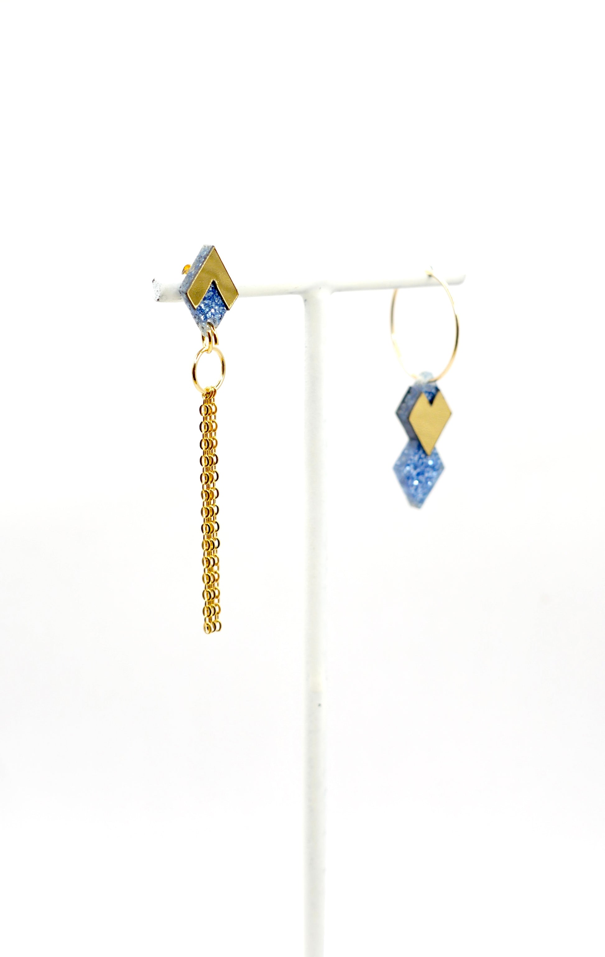 Détail des boucles d’oreilles Carmen bleu paillettes
